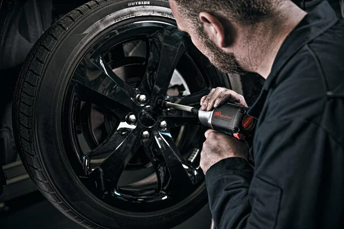 Ingersoll Rand 2135QXPA 1/2″ Air Impact Wrench, Quiet, 1100 ft-lb Torque, Friction Ring Retainer, Pistol