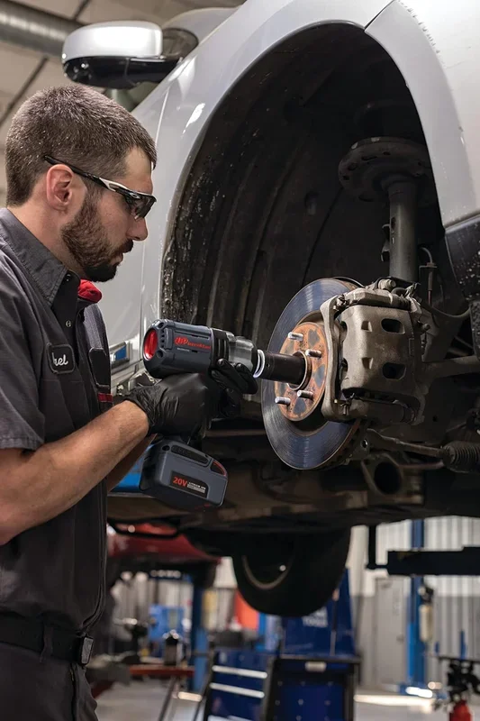 Ingersoll Rand W7152-K12 1/2″ 20V Cordless Impact Wrench 1 Battery Kit, 1500 ft-lb Torque, Friction Ring Retainer, Pistol