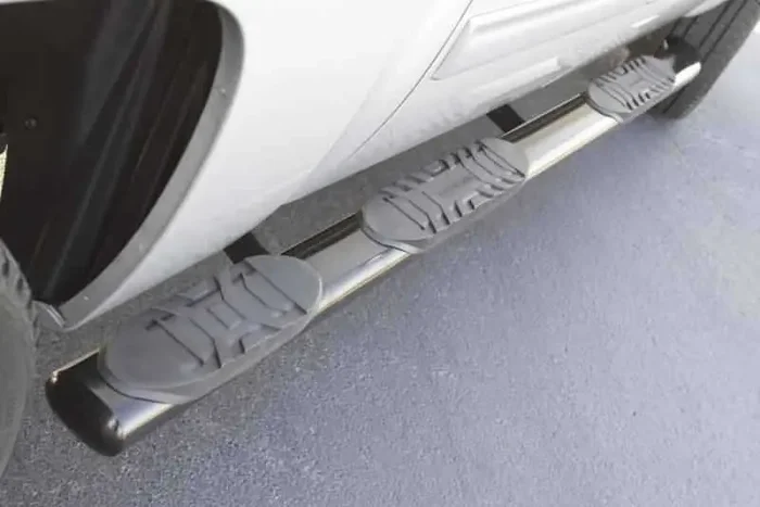 Lund 07-17 Chevy Silverado 1500 Crew Cab (6.5ft Bed) 5in. Oval WTW SS Nerf Bars – Polished